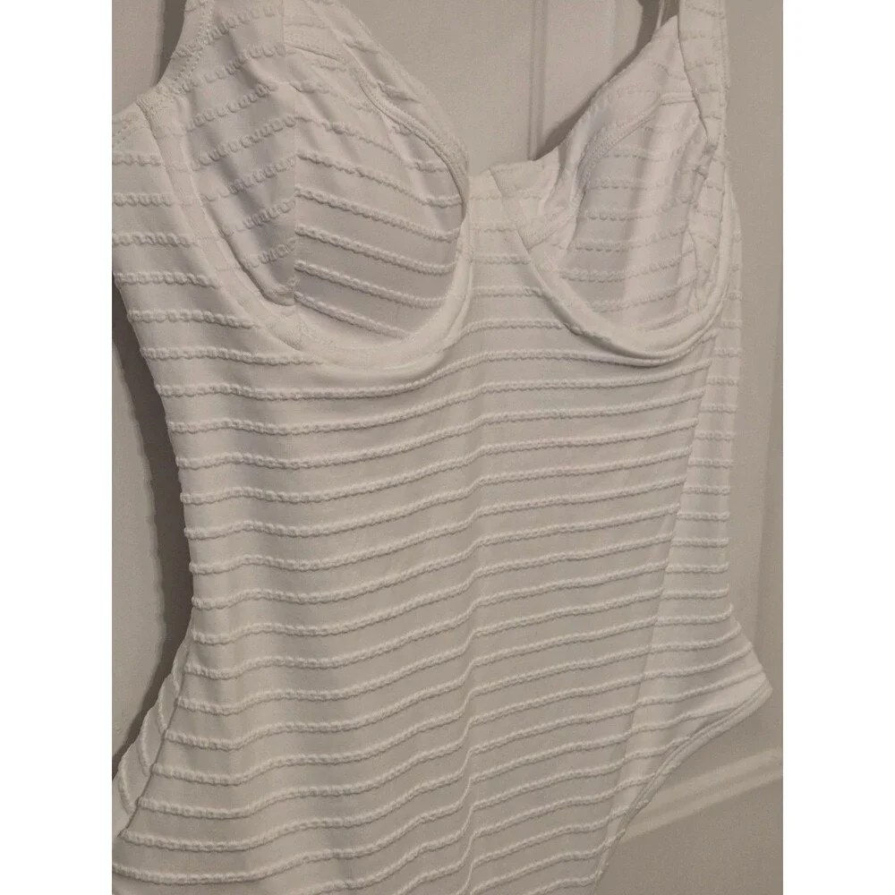Time & Tru Women's Textured Stripe Underwire Swimsuit - Size M 8/10